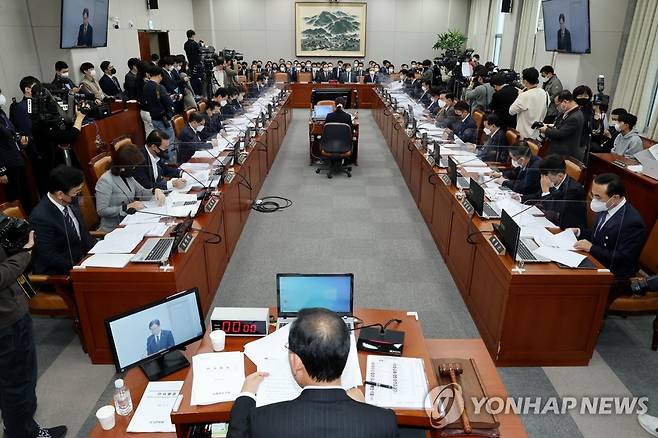 8일 국회 운영위원회에서 대통령비서실·국가안보실·대통령 경호처에 대한 국정감사가 진행되고 있다. 연합뉴스