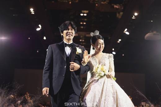 Actor Choi Sung-kuk, 51, has made headlines for his marriage to Couple, who is 24 years his junior.On the eighth day, Six Floor released Choi Sung-kuks marriage photo to the press.Choi Sung-kuk in a nice tuxedo and a bride in an elegant wedding dress are by far the most eye-catching. The faces of the two are full of happiness.In particular, the appearance of Choi Sung-kuk and the bride who kiss in front of the guests makes them feel the love of the two. The excellent beauty of the bride who is 24 years younger than Choi Sung-kuk is also outstanding.Choi Sung-kuk held a marriage ceremony in the blessing of family and colleagues at a wedding hall in Seoul on the 5th.Choi Sung-kuks romantic relationship was a big issue when it was revealed in September that the love between the two men, who overcame the age gap of 24, was a surprise to the public.Even for close actor Kim Kwang-kyu, 54, Choi Sung-kuks marriage was a surprise news.Choi Sung-kuk was informed of the marriage to Kim Kwang-kyu through the comprehensive channel TV Chosuns Lover. At that time, Choi Sung-kuk said, I am married next month. Kim Kwang-kyu said, What?Kim Kwang-kyu heard about the marriage story from Choi Sung-kuk and said, I feel like my heart is beating and I have been shot and I feel a little lost. Choi Sung-kuk met his wife, who is 24 years younger than him, at the Busan Tidal Wave last year.According to Choi Sung-kuk, who appeared on KBS 2TV The Problem Son of the Rooftop Room, he met his wife for the first time after finding his best brothers and a cafe and pizza house near Tidal Wave.Choi Sung-kuk said, Two girls were walking over there, and one of them wanted to say, Thats so clear. I kept glancing at him. When I looked at him, he kept scratching his leg. He looked like hed been bitten by a mosquito.When I was bitten by a mosquito, there was a medicine to apply. Hey, I think you have a lot of itching. He said.Choi Sung-kuk said, I was eating pizza pretending to be cool. But while I was in the bathroom for a while, one of my younger siblings said, Did you come down to Busan?My friend, who was with my wife, turned me down. My brother turned red. When I went to the bathroom, the mood got weird.However, Choi Sung-kuk said that his wife and friend had the courage to talk to me when they were about to leave. Choi Sung-kuk said, Would you like to have dinner with me when you come down from time to time? I thought I would regret it if I did not talk about it, he said.