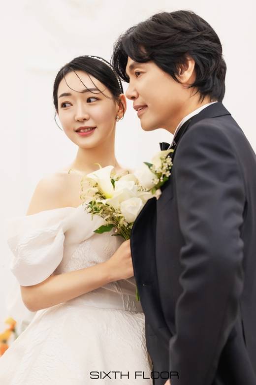 Actor Choi Sung-kuk, 51, has made headlines for his marriage to Couple, who is 24 years his junior.On the eighth day, Six Floor released Choi Sung-kuks marriage photo to the press.Choi Sung-kuk in a nice tuxedo and a bride in an elegant wedding dress are by far the most eye-catching. The faces of the two are full of happiness.In particular, the appearance of Choi Sung-kuk and the bride who kiss in front of the guests makes them feel the love of the two. The excellent beauty of the bride who is 24 years younger than Choi Sung-kuk is also outstanding.Choi Sung-kuk held a marriage ceremony in the blessing of family and colleagues at a wedding hall in Seoul on the 5th.Choi Sung-kuks romantic relationship was a big issue when it was revealed in September that the love between the two men, who overcame the age gap of 24, was a surprise to the public.Even for close actor Kim Kwang-kyu, 54, Choi Sung-kuks marriage was a surprise news.Choi Sung-kuk was informed of the marriage to Kim Kwang-kyu through the comprehensive channel TV Chosuns Lover. At that time, Choi Sung-kuk said, I am married next month. Kim Kwang-kyu said, What?Kim Kwang-kyu heard about the marriage story from Choi Sung-kuk and said, I feel like my heart is beating and I have been shot and I feel a little lost. Choi Sung-kuk met his wife, who is 24 years younger than him, at the Busan Tidal Wave last year.According to Choi Sung-kuk, who appeared on KBS 2TV The Problem Son of the Rooftop Room, he met his wife for the first time after finding his best brothers and a cafe and pizza house near Tidal Wave.Choi Sung-kuk said, Two girls were walking over there, and one of them wanted to say, Thats so clear. I kept glancing at him. When I looked at him, he kept scratching his leg. He looked like hed been bitten by a mosquito.When I was bitten by a mosquito, there was a medicine to apply. Hey, I think you have a lot of itching. He said.Choi Sung-kuk said, I was eating pizza pretending to be cool. But while I was in the bathroom for a while, one of my younger siblings said, Did you come down to Busan?My friend, who was with my wife, turned me down. My brother turned red. When I went to the bathroom, the mood got weird.However, Choi Sung-kuk said that his wife and friend had the courage to talk to me when they were about to leave. Choi Sung-kuk said, Would you like to have dinner with me when you come down from time to time? I thought I would regret it if I did not talk about it, he said.