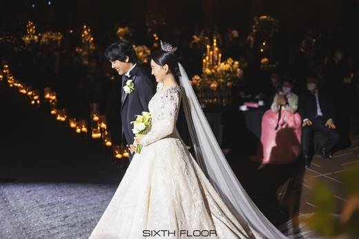 Actor Choi Sung-kuk, 51, has made headlines for his marriage to Couple, who is 24 years his junior.On the eighth day, Six Floor released Choi Sung-kuks marriage photo to the press.Choi Sung-kuk in a nice tuxedo and a bride in an elegant wedding dress are by far the most eye-catching. The faces of the two are full of happiness.In particular, the appearance of Choi Sung-kuk and the bride who kiss in front of the guests makes them feel the love of the two. The excellent beauty of the bride who is 24 years younger than Choi Sung-kuk is also outstanding.Choi Sung-kuk held a marriage ceremony in the blessing of family and colleagues at a wedding hall in Seoul on the 5th.Choi Sung-kuks romantic relationship was a big issue when it was revealed in September that the love between the two men, who overcame the age gap of 24, was a surprise to the public.Even for close actor Kim Kwang-kyu, 54, Choi Sung-kuks marriage was a surprise news.Choi Sung-kuk was informed of the marriage to Kim Kwang-kyu through the comprehensive channel TV Chosuns Lover. At that time, Choi Sung-kuk said, I am married next month. Kim Kwang-kyu said, What?Kim Kwang-kyu heard about the marriage story from Choi Sung-kuk and said, I feel like my heart is beating and I have been shot and I feel a little lost. Choi Sung-kuk met his wife, who is 24 years younger than him, at the Busan Tidal Wave last year.According to Choi Sung-kuk, who appeared on KBS 2TV The Problem Son of the Rooftop Room, he met his wife for the first time after finding his best brothers and a cafe and pizza house near Tidal Wave.Choi Sung-kuk said, Two girls were walking over there, and one of them wanted to say, Thats so clear. I kept glancing at him. When I looked at him, he kept scratching his leg. He looked like hed been bitten by a mosquito.When I was bitten by a mosquito, there was a medicine to apply. Hey, I think you have a lot of itching. He said.Choi Sung-kuk said, I was eating pizza pretending to be cool. But while I was in the bathroom for a while, one of my younger siblings said, Did you come down to Busan?My friend, who was with my wife, turned me down. My brother turned red. When I went to the bathroom, the mood got weird.However, Choi Sung-kuk said that his wife and friend had the courage to talk to me when they were about to leave. Choi Sung-kuk said, Would you like to have dinner with me when you come down from time to time? I thought I would regret it if I did not talk about it, he said.