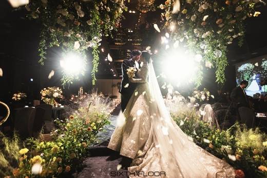 Actor Choi Sung-kuk, 51, has made headlines for his marriage to Couple, who is 24 years his junior.On the eighth day, Six Floor released Choi Sung-kuks marriage photo to the press.Choi Sung-kuk in a nice tuxedo and a bride in an elegant wedding dress are by far the most eye-catching. The faces of the two are full of happiness.In particular, the appearance of Choi Sung-kuk and the bride who kiss in front of the guests makes them feel the love of the two. The excellent beauty of the bride who is 24 years younger than Choi Sung-kuk is also outstanding.Choi Sung-kuk held a marriage ceremony in the blessing of family and colleagues at a wedding hall in Seoul on the 5th.Choi Sung-kuks romantic relationship was a big issue when it was revealed in September that the love between the two men, who overcame the age gap of 24, was a surprise to the public.Even for close actor Kim Kwang-kyu, 54, Choi Sung-kuks marriage was a surprise news.Choi Sung-kuk was informed of the marriage to Kim Kwang-kyu through the comprehensive channel TV Chosuns Lover. At that time, Choi Sung-kuk said, I am married next month. Kim Kwang-kyu said, What?Kim Kwang-kyu heard about the marriage story from Choi Sung-kuk and said, I feel like my heart is beating and I have been shot and I feel a little lost. Choi Sung-kuk met his wife, who is 24 years younger than him, at the Busan Tidal Wave last year.According to Choi Sung-kuk, who appeared on KBS 2TV The Problem Son of the Rooftop Room, he met his wife for the first time after finding his best brothers and a cafe and pizza house near Tidal Wave.Choi Sung-kuk said, Two girls were walking over there, and one of them wanted to say, Thats so clear. I kept glancing at him. When I looked at him, he kept scratching his leg. He looked like hed been bitten by a mosquito.When I was bitten by a mosquito, there was a medicine to apply. Hey, I think you have a lot of itching. He said.Choi Sung-kuk said, I was eating pizza pretending to be cool. But while I was in the bathroom for a while, one of my younger siblings said, Did you come down to Busan?My friend, who was with my wife, turned me down. My brother turned red. When I went to the bathroom, the mood got weird.However, Choi Sung-kuk said that his wife and friend had the courage to talk to me when they were about to leave. Choi Sung-kuk said, Would you like to have dinner with me when you come down from time to time? I thought I would regret it if I did not talk about it, he said.