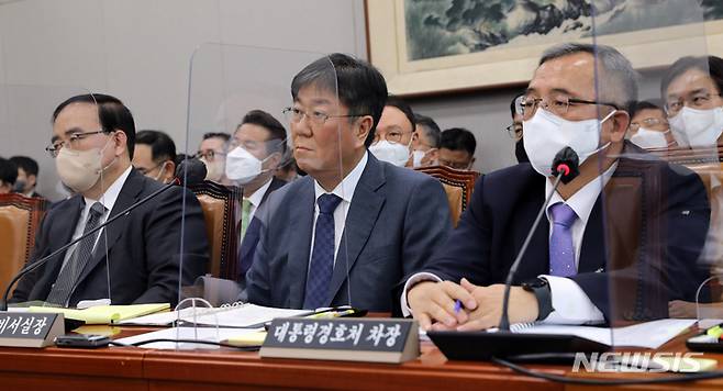 [서울=뉴시스] 고범준 기자 = 김성한(왼쪽부터) 국가안보실장, 김대기 대통령 비서실장, 김종철 대통령 경호처 차장이 8일 오전 서울 여의도 국회에서 열린 국회운영위원회 대통령비서실-국가안보실-대통령경호처에 대한 국정감사에서 의원 질의를 듣고 있다. 2022.11.08. bjko@newsis.com
