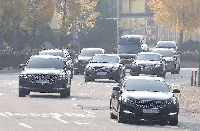 서초동 사저에서 한남동 대통령 관저로 이사를 마친 윤석열 대통령이 8일 오전 서울 용산구 한남동 관저에서 차량을 이용해 출근하고 있다. 연합뉴스