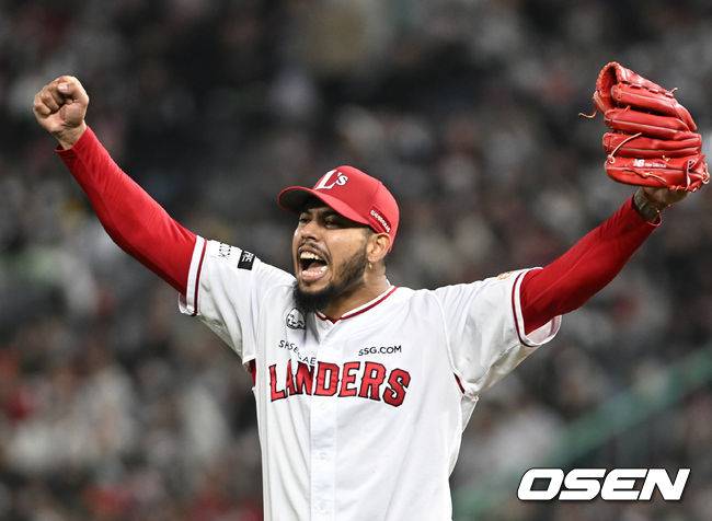 [OSEN=인천, 이대선 기자] 8일 오후 인천 SSG랜더스필드에서 ‘2022 KBO리그 포스트시즌 한국시리즈’ 6차전 SSG 랜더스와 키움 히어로즈의 경기가 열렸다.7회초 1사에서 SSG 폰트가 박성한의 호수비에 환호하고 있다. 2022.11.08 /sunday@osen.co.kr