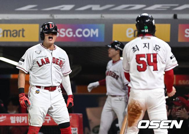 [OSEN=인천, 이대선 기자] 8일 오후 인천 SSG랜더스필드에서 ‘2022 KBO리그 포스트시즌 한국시리즈’ 6차전 SSG 랜더스와 키움 히어로즈의 경기가 열렸다.3회말 2사 2,3루에서 SSG 추신수와 최지훈이 키움 전병우의 실책 때 득점을 올리고 환호하고 있다. 2022.11.08 /sunday@osen.co.kr