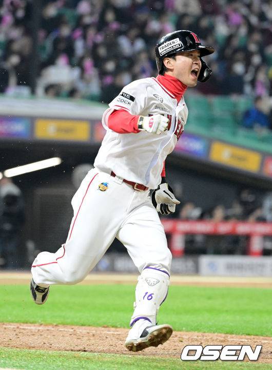[OSEN=인천, 지형준 기자]6회말 1사 2,3루에서 SSG 김성현이 역전 2타점 적시타를 날리며 기뻐하고 있다. 2022.11.08 /jpnews@osen.co.kr