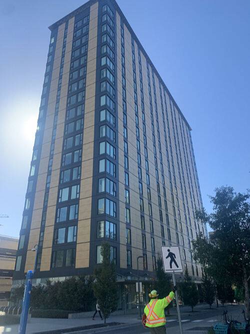 캐나다 브리티시컬럼비아대학교의 18층짜리 목조 기숙사인 브록 커먼스 전경. 엘리베이터실과 계단실을 제외한 빌딩 전체가 목구조로 이뤄져 있다.