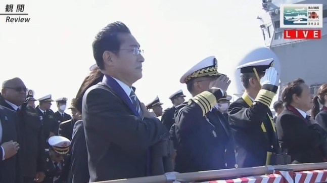 일본 해상자위대 창설 70주년 기념 국제 관함식이 6일 오전 가나가와현 사가미만에서 실시됐다. 우리 해군도 최신예 군수지원함 소양함을 파견했다. 소양함에 오른 우리 해군이 일본 이즈모함을 향해 거수 경례했다. 이즈모함에 탑승한 기시다 후미오 일본 총리가 소양함의 거수경례를 바라보고 있다. 일본 해상자위대 유튜브 갈무리