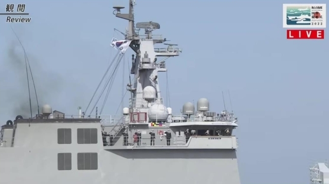 한국 해군이 기시다 후미오 일본 총리와 대형 호위함인 ‘이즈모’를 향해 거수경례했다. 일본 해상자위대 공식 유튜브 채널 갈무리