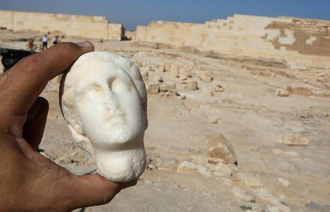 터널 조사 과정 중 발굴된 조각상 머리의 모습./ 사진=이집트 관광유물부