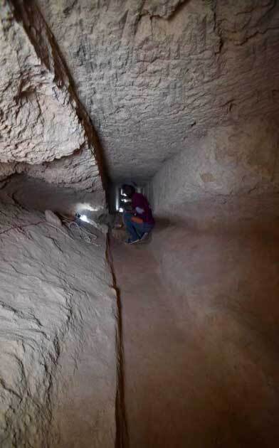 이집트 북부 지중해 연안도시 알렉산드리아 인근 지역 타포시리스 마그나에서 발견된 터널 일부를 조사하는 고고학자의 모습. / 사진=이집트 관광유물부