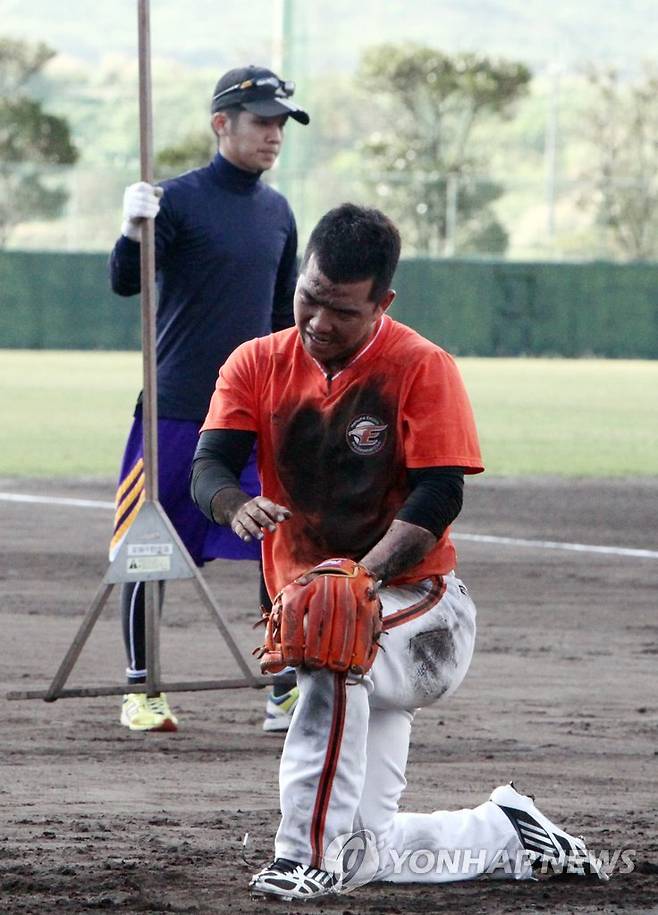 정근우, 몸 사리지 않고 훈련 소화 2014 마무리 캠프 훈련에 참가한 프로야구 한화 이글스 정근우가 2일 일본 오키나와 고친다 구장에서 펑고 훈련을 하던 중 숨을 고르고 있다. 2014.11.2 << 한화 이글스 제공 >> photo@yna.co.kr