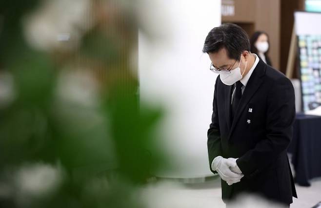조문하는 김동연 경기도지사 [김동연 경기도지사 페이스북 캡처]
