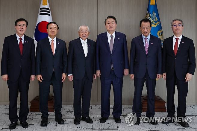 윤석열 대통령, 기독교계 원로 면담 (서울=연합뉴스) 안정원 기자 = 윤석열 대통령이 8일 용산 대통령실 청사에서 열린 기독교계 원로 오찬 간담회에서 참석자들과 기념촬영을 하고 있다. 왼쪽부터 양병희 대한성서공회 이사장, 장종현 백석대학교 총장, 김장환 극동방송 이사장, 윤 대통령, 김삼환 명성교회 원로목사, 김태영 백양로교회 담임목사. 2022.11.8 [대통령실 제공, 재판매 및 DB 금지] jeong@yna.co.kr