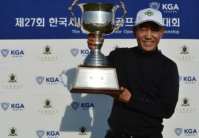 9일 KPGA 챔피언스투어 한국시니어오픈에서 우승한 김종덕.(사진=KPGA 제공)