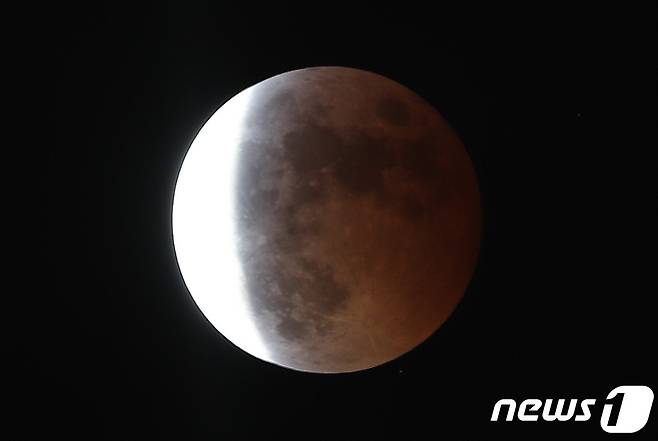 8일 오후 인천시 중구 용유동에서 바라본 달이 지구 그림자에 가려지는 '개기월식' 현상이 진행되고 있다. 월식은 태양·지구·달이 일직선으로 늘어서서 지구 그림자에 달이 가려지는 현상이다. 이 중 개기월식은 달이 지구 그림자에 완전히 가려지는 경우를 말한다. 2022.11.8/뉴스1 ⓒ News1 박지혜 기자