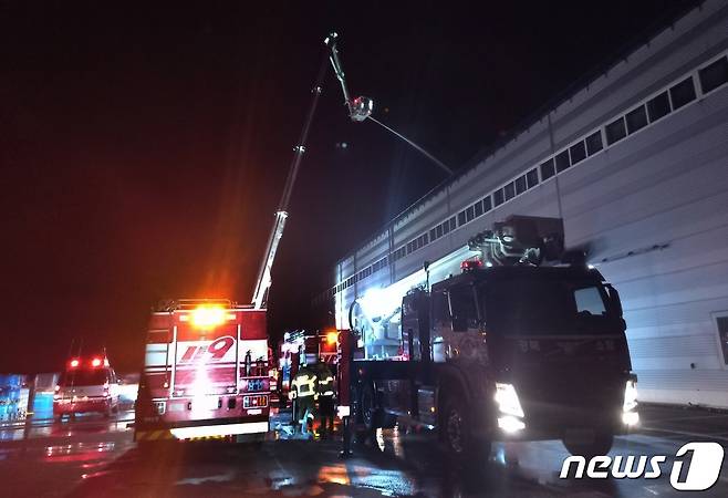 8일 오후 10시 40분쯤 경북 칠곡군 북삼읍 2차전지생산용 기계설비 제조공장에서 불이나 출동한 소방관이 진화작업을 벌이고 있다.(경북소방본부 제공)2022.11.9/뉴스1