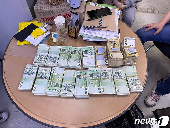 성매매 알선으로 얻은 불법수익금 약 7000만원..(의정부경찰서 제공)