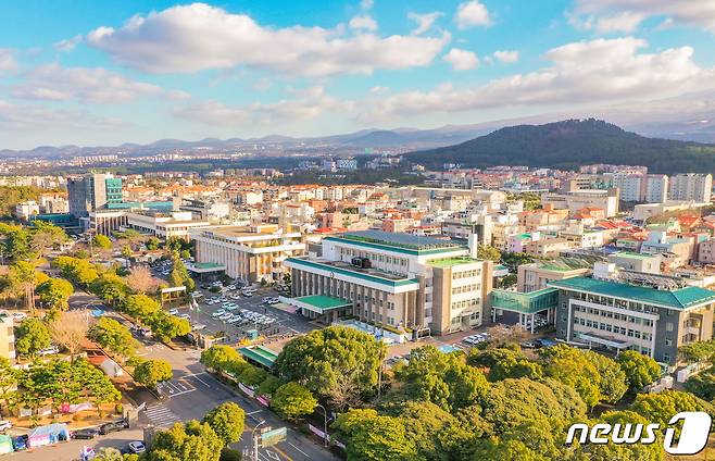 제주도는 '소상공인 손실보전금 미수령자 지원사업' 증빙서류로 주민등록 주소지와 사업장 주소가 동일한 일부업종에 대해 민박공유업체의 매출도 영업증빙자료로 인정하기로 했다고 9일 밝혔다. 제주도청 전경(제주도 제공).2022.6.18/뉴스1 ⓒ News1 오미란 기자