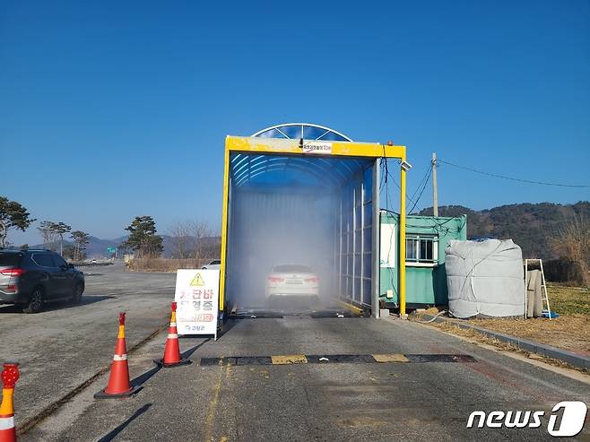 전북 고창군이 최근 도내 가금농장에서 고병원성 조류인플루엔자가 발견됨에 따라 관내 유입 차단을 위한 AI 집중 방역에 나섰다. 고창군 24시간 거점 소독시설(고창군 제공)2022.11.9/뉴스1ⓒ News1 박제철 기자