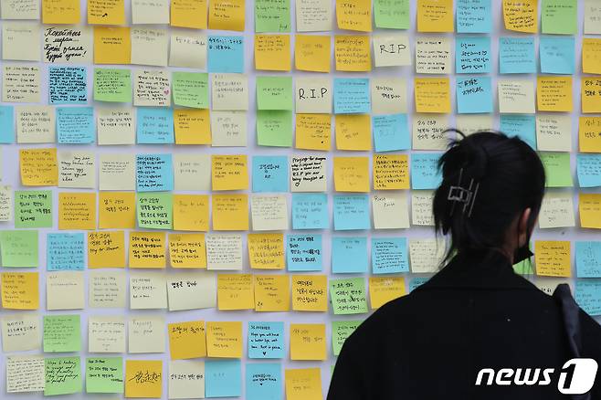 3일 오후 서울 마포구 백범로 서강대학교에 마련된 이태원 참사 희생자 추모 공간에서 한 학생이 추모에 나서고 있다. 2022.11.3/뉴스1 ⓒ News1 임세영 기자