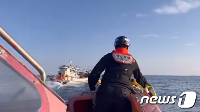 경북 울진해양경찰서(서장 최원식)는 불법 조업 검문을 불응하고 달아났던 포항 구룡포 선적 A호(7.93톤) 50대 선장을 해양경비법위반혐의 검거했다.(울진해양경찰서제공)2022.11.9/뉴스1