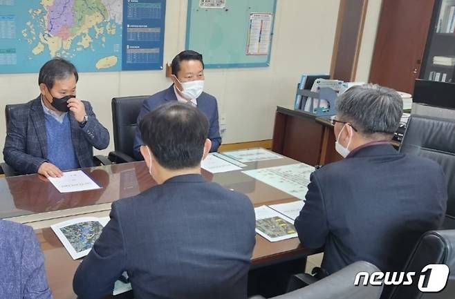 9일 최영일 전북 순창군수는 영산강유역환경청을 방문해 섬진강 수해 재발 방지를 위한 준설 사업 등 대책을 촉구했다.(순창군 제공)2022.11.9/뉴스1