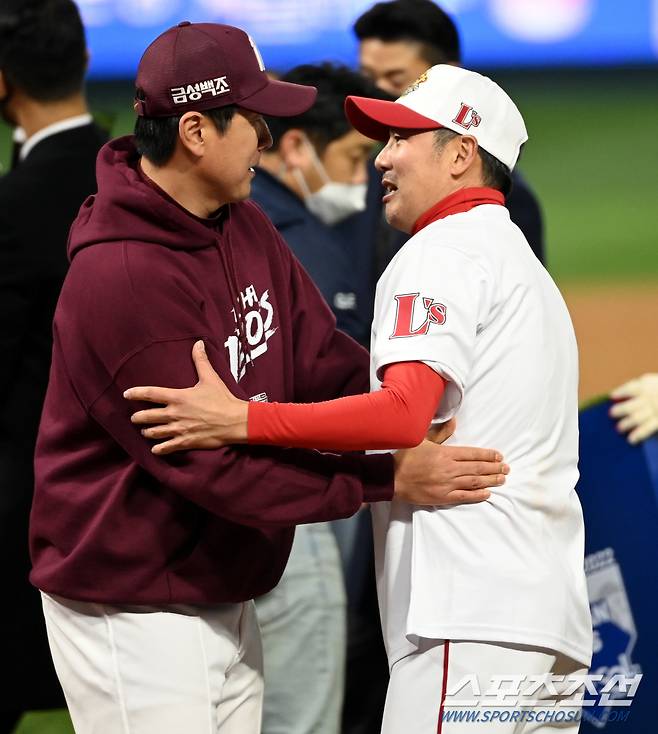 홍원기 감독이 김원형 감독에게 축하의 말을 전하고 있다. 인천=허상욱 기자wook@sportschosun.com/2022.11.08/