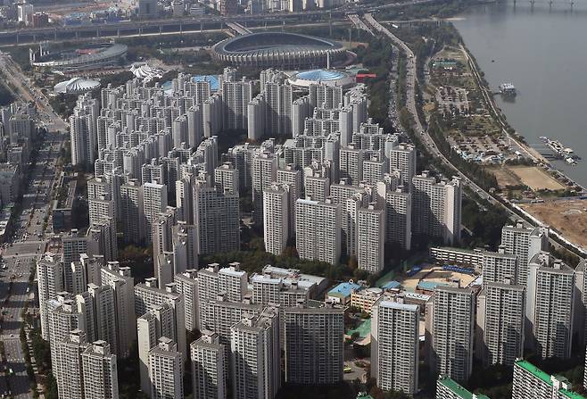 지난달 14일 서울 송파구 롯데월드타워 서울스카이에서 바라본 잠실 아파트 단지의 모습./뉴스1