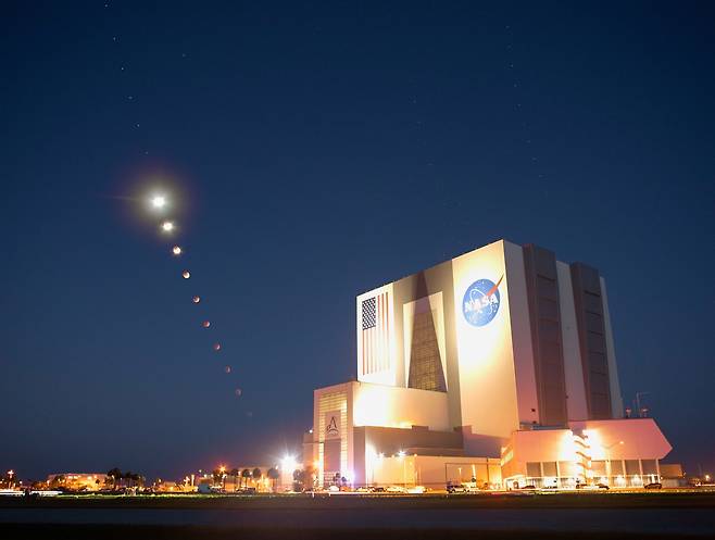 지난 11월 8일(현지 시각) 개기일식으로 미국 항공우주국(NASA) 건물 뒤편에 '블러드문'이 관측된 모습. /NASA 제공