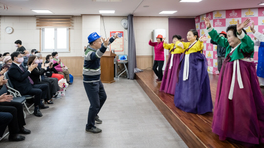 청양군 노인종합복지관(관장 강미희)이 지난 8일 회원과 주민 등 100여 명이 참석한 가운데 아홉 번째 청춘 예술제를 개최했다.사진=청양군 제공