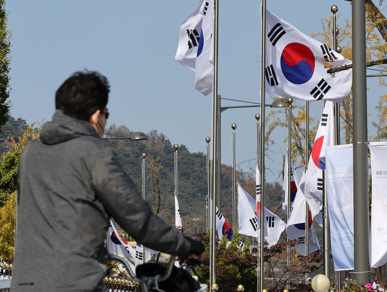 지난달 30일 서울 세종로 정부서울청사에 조기가 게양돼 있다. 윤석열 대통령은 오늘부터 ‘이태원 참사’ 사고 수습이 일단락될 때까지 국가 애도기간으로 정하고 모든 정부부처와 관공서에 즉시 조기를 게양할 것을 지시했다. 2022.10.30/뉴스1 ⓒ News1