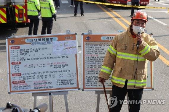 브리핑하는 최성범 용산소방서장 (서울=연합뉴스) 신현우 기자 = 최성범 서울용산소방서장이 30일 오전 서울 용산구 이태원동 핼러윈 인파 압사 사고 현장에서 브리핑을 하고 있다. 2022.10.30 nowwego@yna.co.kr (끝)