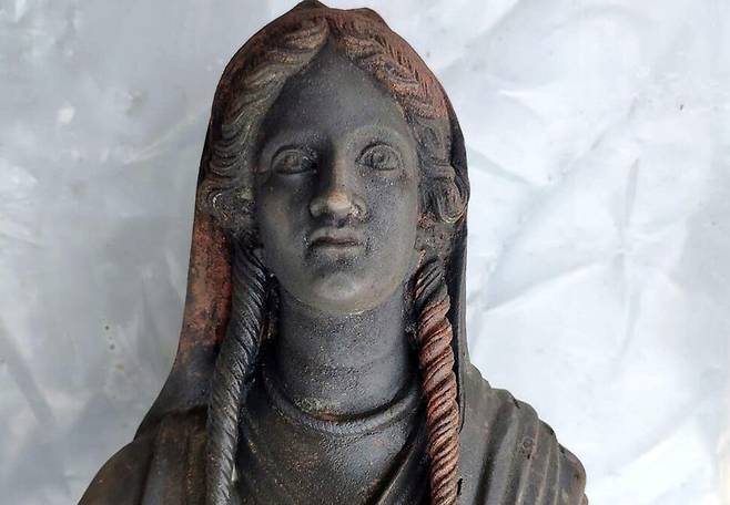 8일(현지시간) 이탈리아 시에나 외국인 대학교에서 배포한 사진에 시에나의 산 카시아노 데이 바니에서 발굴된 고대 청동 조각상 24점 중 하나가 나와 있다. EPA 연합