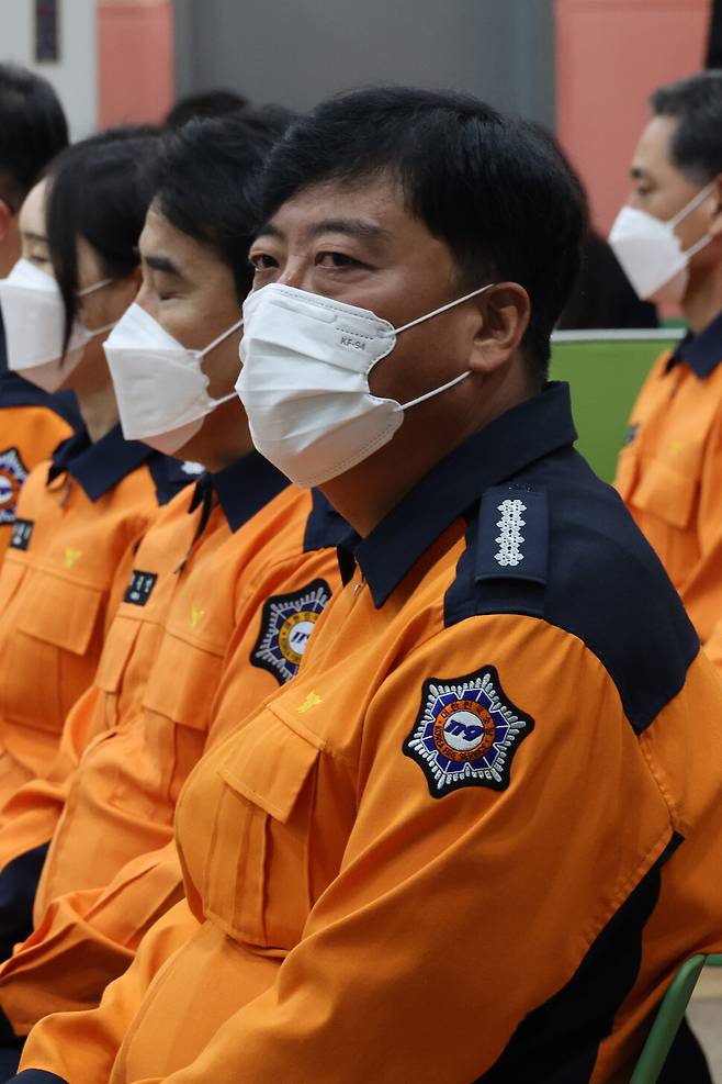 9일 오전 서울 용산소방서 최성범 서장과 소방관들이 더불어민주당 이재명 대표와의 간담회에서 침통한 표정을 짓고 있다. 이날 간담회에서 이태원 압사 참사 당시 현장 대응에 나섰던 용산소방서 소방관들은 경찰청 특별수사본부가 최성범 소방서장을 업무상 과실치사상 혐의로 입건해 수사 중인 것에 대해 억울함을 호소했다. 연합뉴스