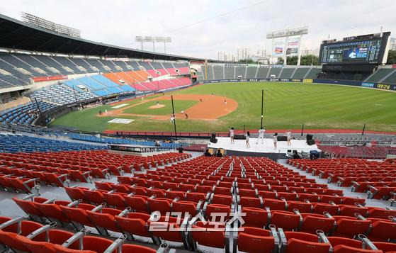 한국시리즈가 8일 끝나면서 이제 관심이 쏠리는 건 FA(자유계약선수) 이동이다. 현재 리코가 KBO를 상대로 제기한 대리인 관련 가처분 결과에 따라 시장 분위기가 바뀔지 이목이 집중되고 있다. IS 포토