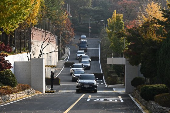 윤 대통령 한남동 관저서 첫 출근