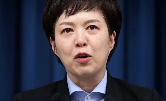 김은혜 대통령실 홍보수석이 9일 오후 서울 용산 대통령실 청사 브리핑룸에서 윤석열 대통령의 염수정 추기경, 정순택 대주교 면담 내용 중 이태원 참사와 관련한 발언 등에 대해 브리핑 도중 울먹이고 있다. 뉴시스