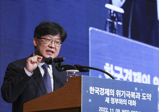 중앙일보가 주최하고 JTBC가 후원한 ‘2022 중앙포럼’이 9일 서울 중구 롯데호텔에서 열렸다. 이날 오후 ‘규제 개혁을 개혁하라...위기를 기회로’를 주제로 한 세션2에서 박지순 고려대 노동대학원장이 주제발표를 하고 있다. 김경록 기자