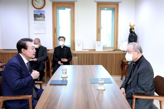 윤석열 대통령이 9일 서울 종로구 가톨릭대 주교관에서 염수정 추기경과 비공개 면담을 하고 있다. 대통령실 제공