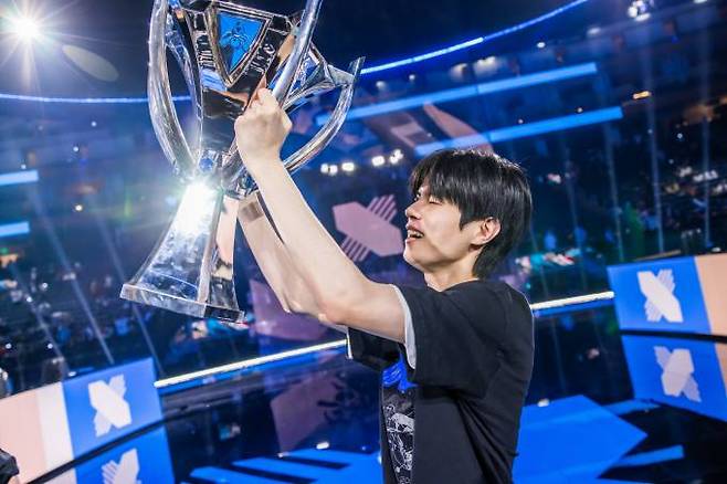 '데프트' 김혁규가 2022 LoL 월드챔피언십에서 우승을 차지한 뒤 환하게 웃고 있다.   라이엇 게임즈