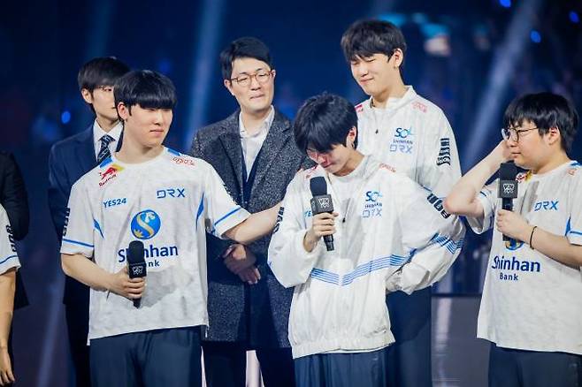 김혁규가 우승 직후 열린 인터뷰에서 눈물을 흘리고 있다. 라이엇 게임즈