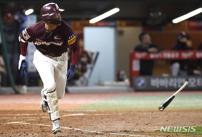 [인천=뉴시스] 정병혁 기자 = 7일 인천 SSG랜더스필드에서 열린 2022 KBO 한국시리즈 5차전 키움 히어로즈와 SSG 랜더스의 경기, 5회초 1사 주자 없는 상황 키움 이정후가 안타를 치고 있다. 2022.11.07. jhope@newsis.com