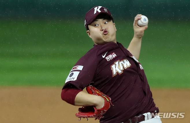 [인천=뉴시스] 이영환 기자 = 7일 인천 SSG랜더스필드에서 열린 2022 KBO 한국시리즈 5차전 키움 히어로즈와 SSG 랜더스의 경기, 8회말 키움 투수 김재웅이 역투하고 있다. 2022.11.07. 20hwan@newsis.com