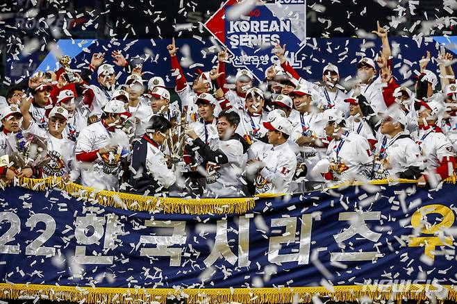 [인천=뉴시스] 정병혁 기자 = 8일 인천 SSG랜더스필드에서 열린 2022 KBO 한국시리즈에서 우승을 차지한 SSG 선수들이 우승기를 들고 기념촬영을 하고 있다. 2022.11.08. jhope@newsis.com