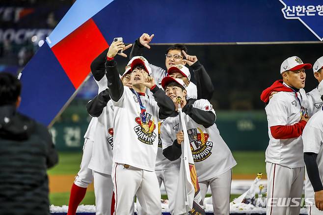 [인천=뉴시스] 정병혁 기자 = 8일 인천 SSG랜더스필드에서 열린 2022 KBO 한국시리즈에서 우승을 차지한 SSG 선수들이 기념촬영을 하고 있다. 2022.11.08. jhope@newsis.com