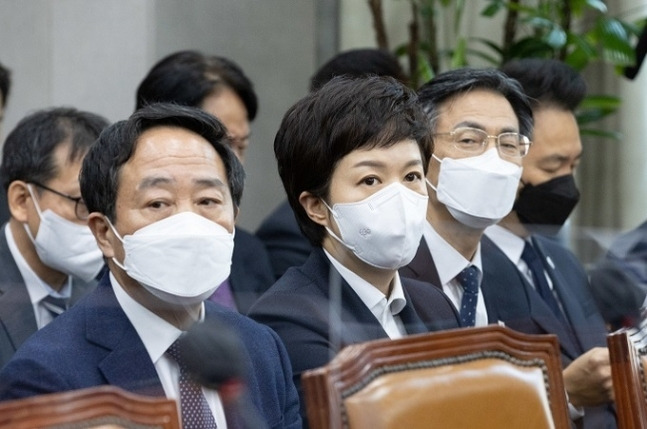 김은혜 대통령실 홍보수석비서관(앞줄 왼쪽에서 두번째)이 8일 오전 서울 여의도 국회에서 열린 운영위원회의 대통령비서실·국가안보실·대통령 경호처에 대한 국정감사에 출석해 있다. 김 수석 왼쪽은 강승규 시민사회수석. 뉴스1