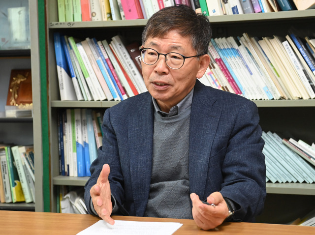 한국국제경제학회장인 김홍기 한남대 교수가 9일 서울경제와의 인터뷰에서 “해외 자본 유출을 방지하려면 우리나라의 기준금리를 최소한 미국 수준에 맞춰야 한다”고 강조하고 있다. /권욱 기자