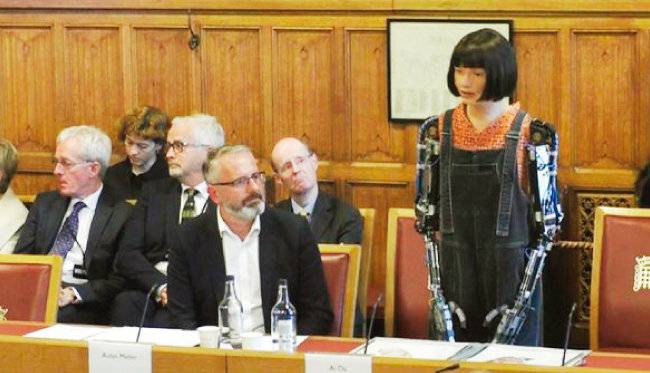 AI(인공지능) 로봇 예술가 ‘에이다’가 10월 11일(현지 시간) 영국 의회 통신·디지털위원회 청문회에 등장했다. [뉴시스]