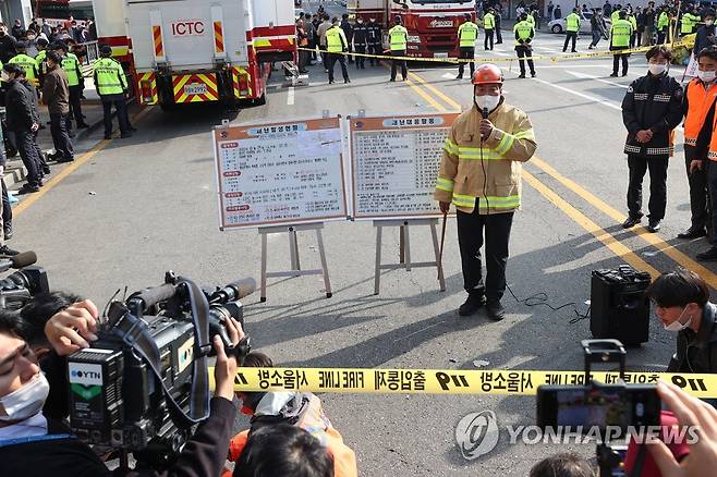 브리핑 하는 최성범 용산소방서장 (서울=연합뉴스) 신현우 기자 = 최성범 서울용산소방서장이 30일 오전 서울 용산구 이태원동 핼러윈 인파 압사 사고 현장에서 브리핑을 하고 있다. 2022.10.30 nowwego@yna.co.kr